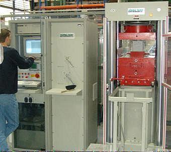 Computergesteuerter Maschinenstand der Pr&uuml;fmaschine