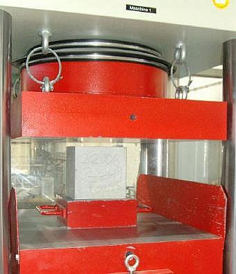 Der hydraulische Druckzylinder senkt sich langsam...