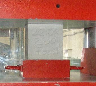 ...der Probew&uuml;rfel wird mit stetig steigender Kraft gepresst..