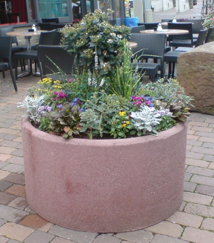 Ausf&uuml;hrungsbeispiel Runde Pflanztr&ouml;ge als Anfahrschutz