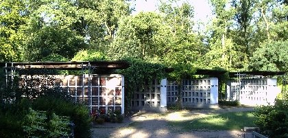 Urnenwandanlage mit 1180 Ruhest&auml;tten - Ansicht von Osten